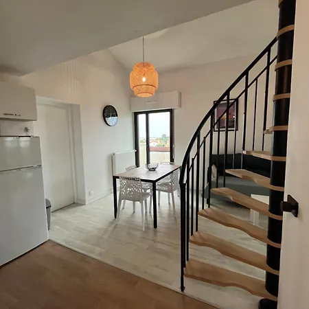 Apartment Quartier Des Minimes Avec Piscine, Parking, En Bordure Du Port A *