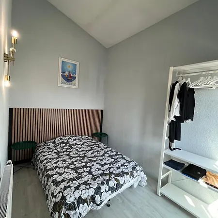 Quartier Des Minimes Avec Piscine, Parking, En Bordure Du Port A Apartment